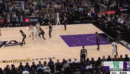 一回合7分！塔图姆进三分还被小萨一级恶犯 绿军球权波津再中三分